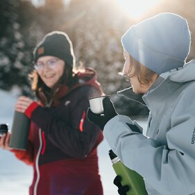 2 Schneeschuhgeherinnen machen eine Trinkpause | © TVB Wipptal | Johannes Bitter