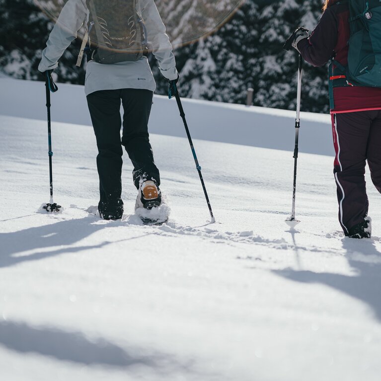 Zwei Menschen wandern mit Schneechuhen und Stöcken durch die verschneite Winterlandschaft von Obernberg | © Tourismusverband Wipptal |