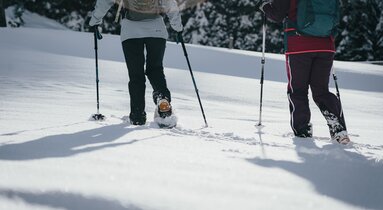 Zwei Menschen wandern mit Schneechuhen und Stöcken durch die verschneite Winterlandschaft von Obernberg | © Tourismusverband Wipptal |