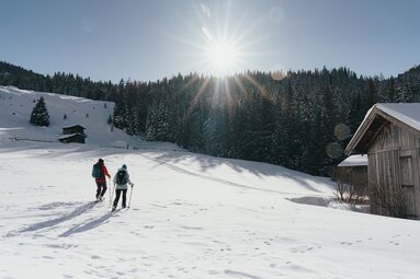 2 Schneeschuhgeherinnen auf dem Weg zum Obernberger See | © TVB Wipptal | Johannes Bitter