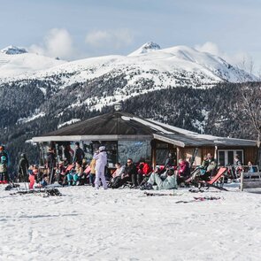 Skipause in der Panroram-Schirmbar in der Skiarena Bergeralm im Wipptal | © TVB Wipptal | Helena Beermeister