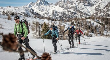 Gruppe von Skitourengehern beim Aufstieg zum Eggerberg im Wipptal | © Susanne Kraft