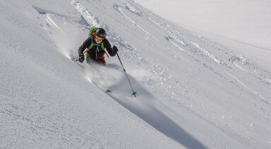 Skifahrer bei der Abfahrt im Tiefschnee bei einer Skitour zur Kleegrubenscharte in Schmirn | © Karl Seidl