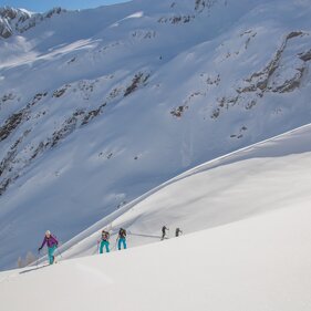 Skitourengeher beim Aufstieg zur Kleegrubenscharte im Bergsteigerdorf Schmirn | © Karl Seidl