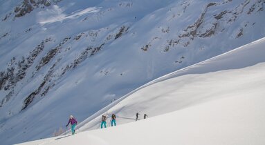 Skitourengeher beim Aufstieg zur Kleegrubenscharte im Bergsteigerdorf Schmirn | © Karl Seidl