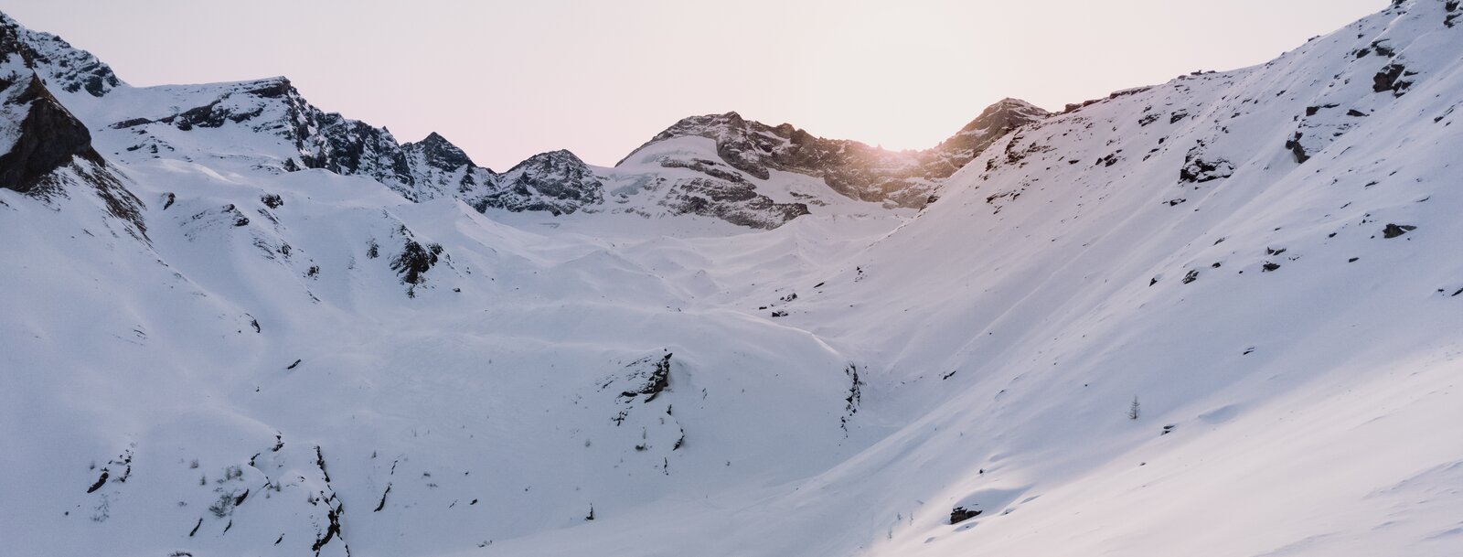 Zwei Skitourengeher beim Aufstieg von oben mit Olperer im Wildlahnertal in Schmirn | © TVB Wipptal - Johannes Bitter