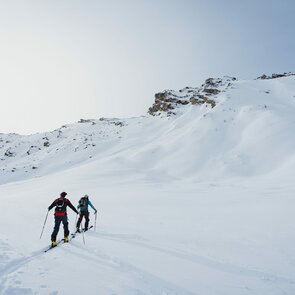 Zwei Skitourengeher beim Aufstieg im Gelände | © TVB Wipptal | Johannes Bitter