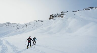 Zwei Skitourengeher beim Aufstieg im Gelände | © TVB Wipptal | Johannes Bitter