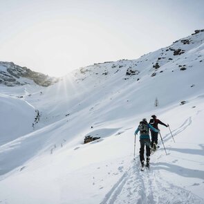 Zwei Skitourengeher beim Aufstieg im Wildlahnertal im Bergsteigerdorf Schmirn | © TVB Wipptal | Johannes Bitter