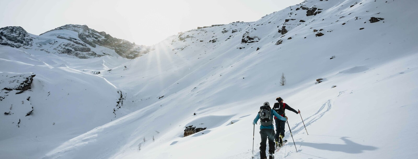 Zwei Skitourengeher beim Aufstieg im Wildlahnertal im Bergsteigerdorf Schmirn | © TVB Wipptal | Johannes Bitter