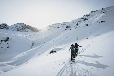 Zwei Skitourengeher beim Aufstieg im Wildlahnertal im Bergsteigerdorf Schmirn | © TVB Wipptal | Johannes Bitter
