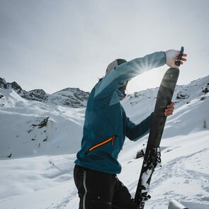 Ein Skitourengeher fellt seine Tourenski auf | © TVB Wipptal | Johannes Bitter