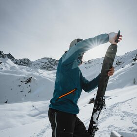 Ein Skitourengeher fellt seine Tourenski auf | © TVB Wipptal | Johannes Bitter