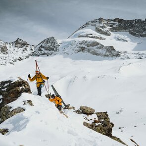Zwei Skitourengeher steigen mit Skiern am Rücken auf einen Berggrat Wildlahnertal im Bergsteigerdorf Schmirn | © TVB Wipptal | Johannes Bitter