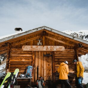 Eine Rast auf der Issealm nach der Skitour im  Wildlahnertal im Bergsteigerdorf Schmirn | © TVB Wipptal | Johannes Bitter