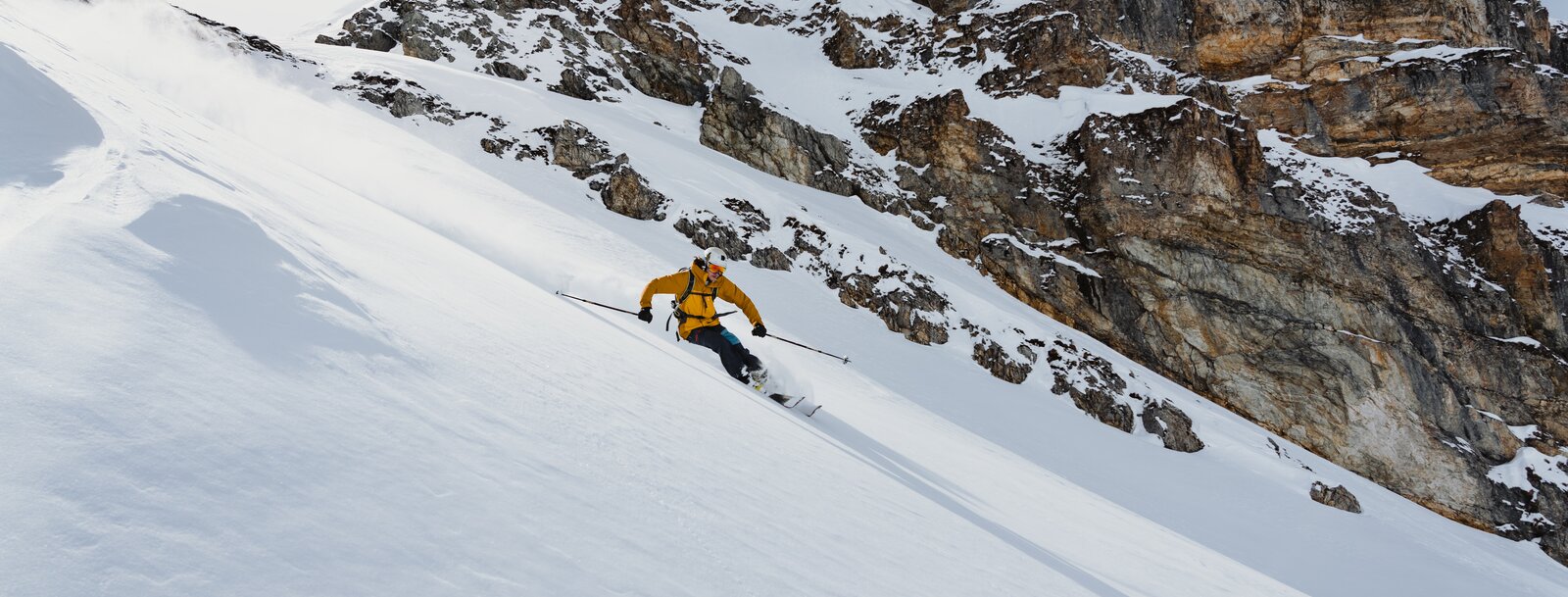 Skitourengeher genießt seine Abfahrt im Wildlahnertal im Bergsteigerdorf Schmirn | © TVB Wipptal | Johannes Bitter