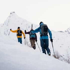 Drei Skitourengeher beim Aufstieg auf den Rauhen Kopf im Schmirntal | © TVB Wipptal | Johannes Bitter