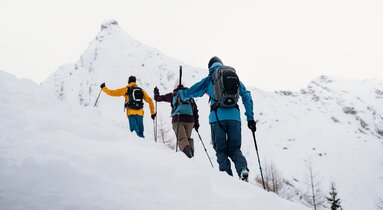 Drei Skitourengeher beim Aufstieg auf den Rauhen Kopf im Schmirntal | © TVB Wipptal | Johannes Bitter