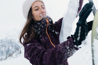 Skitourengeherin beim Abfellen der Tourenski | © TVB Wipptal | Johannes Bitter