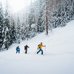 3 Skitourengeher im Aufstieg zum Rauhen Kopf | © TVB Wipptal | Johannes Bitter