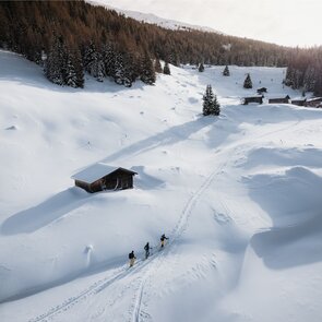 Drei Skitourengeher im Aufstieg zum Obernberger See | © TVB Wipptal | Johannes Bitter