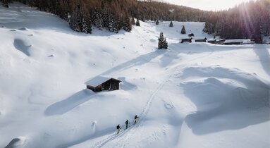 Drei Skitourengeher im Aufstieg zum Obernberger See | © TVB Wipptal | Johannes Bitter