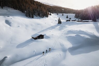Drei Skitourengeher im Aufstieg zum Obernberger See | © TVB Wipptal | Johannes Bitter