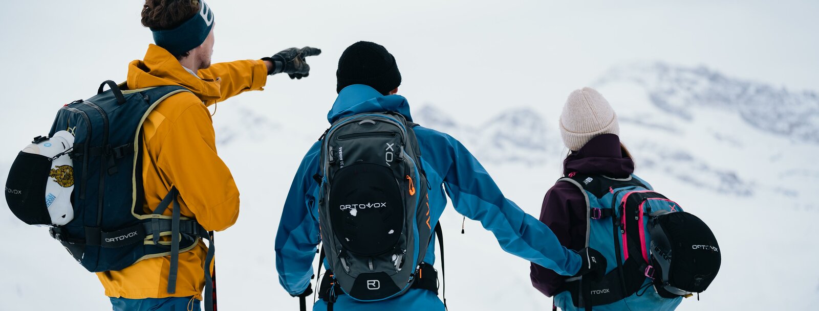 Skitourengeher orientieren sich beim Aufstieg auf den Rauhen Kopf im Schmirntal | © TVB Wipptal | Johannes Bitter