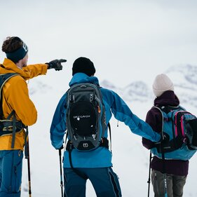 Skitourengeher orientieren sich beim Aufstieg auf den Rauhen Kopf im Schmirntal | © TVB Wipptal | Johannes Bitter