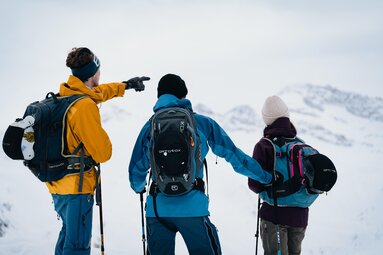 Skitourengeher orientieren sich beim Aufstieg auf den Rauhen Kopf im Schmirntal | © TVB Wipptal | Johannes Bitter