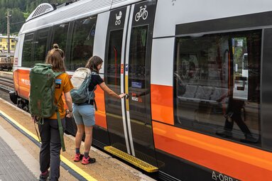 Wanderer steigen in die S-Bahn am Bahnhof in Steinach | © TVB Wipptal - Helena Beermeister
