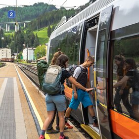 Wanderer steigen in die S-Bahn am Bahnhof in Steinach | © TVB Wipptal - Helena Beermeister