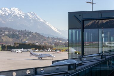 Flughafen Innsbruck mit Flugzeugen und die Nordkette im Hintergrund | © Tirol Werbung