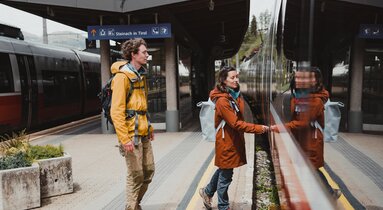 Anreise mit den Öffis: ein junges Paar beim Einsteigen in den Zug | © TVB Wipptal | Johannes Bitter
