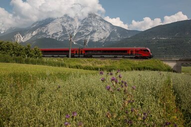 Oebb Railjet fährt durch die Landschaft in Tirol | © Tirol Werbung