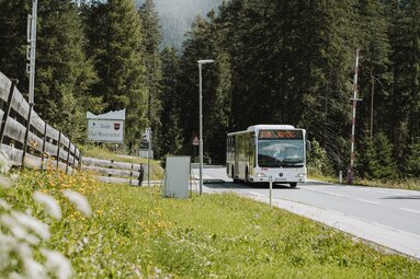 Bus fährt durch das Gschnitztal | © Tourismusverband Wipptal |