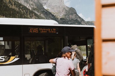 Menschen steigen in den Bus nach Gaschnitz ein