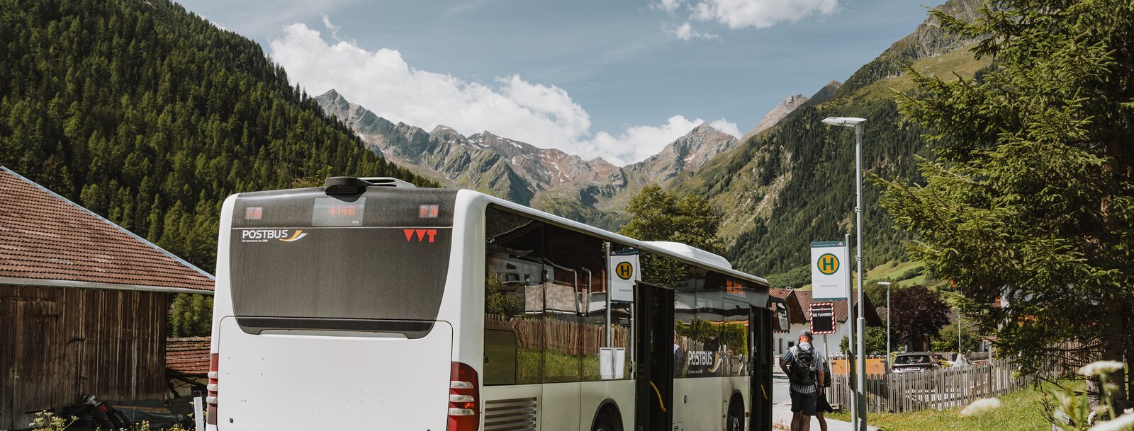 Bus hält an Haltestelle