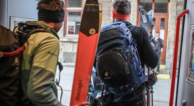 Zwei Skitourengeher steigen aus der S-Bahn in Steinach am Brenner | © Susanne Kraft
