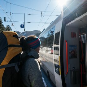 Frau mit großem Rucksack beim Einsteigen in die S-Bahn in Steinach | © Tirol Werbung | Sebastian Höhn
