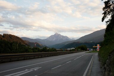 Brennerstraße Innsbruck Süd mit Blick auf die Serles | © Tirol Werbung | Verena Kathrein