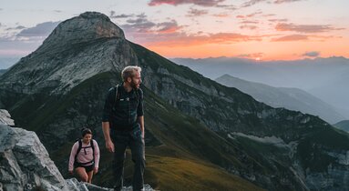 zwei Wanderer wandern kurz nach Sonnenaufgang vom Padasterjochhaus zur Kirchdachspitze | © TVB Wipptal | Johannes Bitter