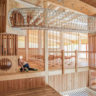 Kind beim Spielen im Indoor-Holzspielplatz in Steinach | © Ewelina Herzog