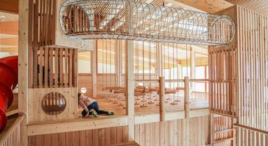 Kind beim Spielen im Indoor-Holzspielplatz in Steinach | © Ewelina Herzog