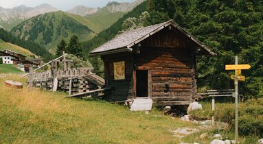 Sommeraufnahme von der alten Stockmühle im Bergsteigerdorf Schmirn | © TVB Wipptal | Johannes Bitter