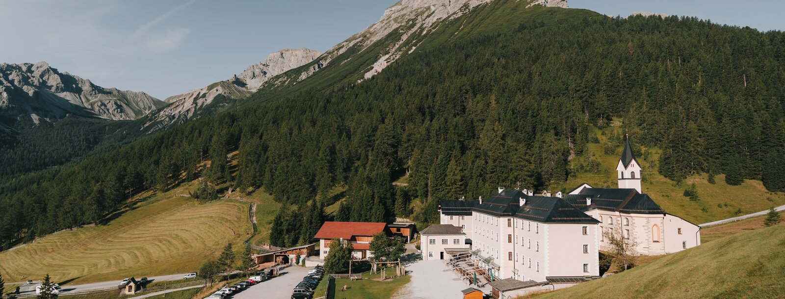 Landschaftsaufnahme vom Kloster mit Gasthof im Sommer mit der Serles im Hintergrund | © TVB Wipptal | Johannes Bitter