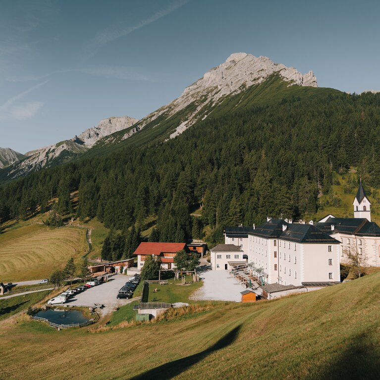 Landschaftsaufnahme vom Kloster mit Gasthof im Sommer mit der Serles im Hintergrund | © TVB Wipptal | Johannes Bitter