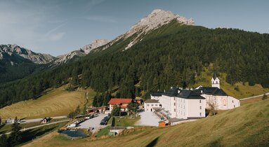 Landschaftsaufnahme vom Kloster mit Gasthof im Sommer mit der Serles im Hintergrund | © TVB Wipptal | Johannes Bitter