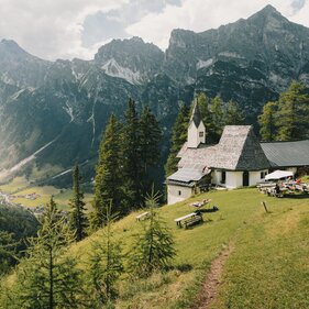Landschaftsaufnahme vom Wallfahrtskirchlein mit Jausenstation mit Blick ins Tal und den Bergen im Hintergrund | © TVB Wipptal | Johannes Bitter