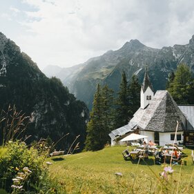 Landschaftsaufnahme vom Wallfahrtskirchlein mit Jausenstation mit Blick taleinwärts und den Bergen im Hintergrund | © TVB Wipptal | Johannes Bitter